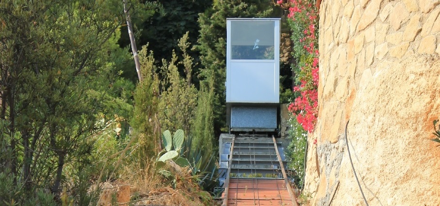 Inclined platform lift